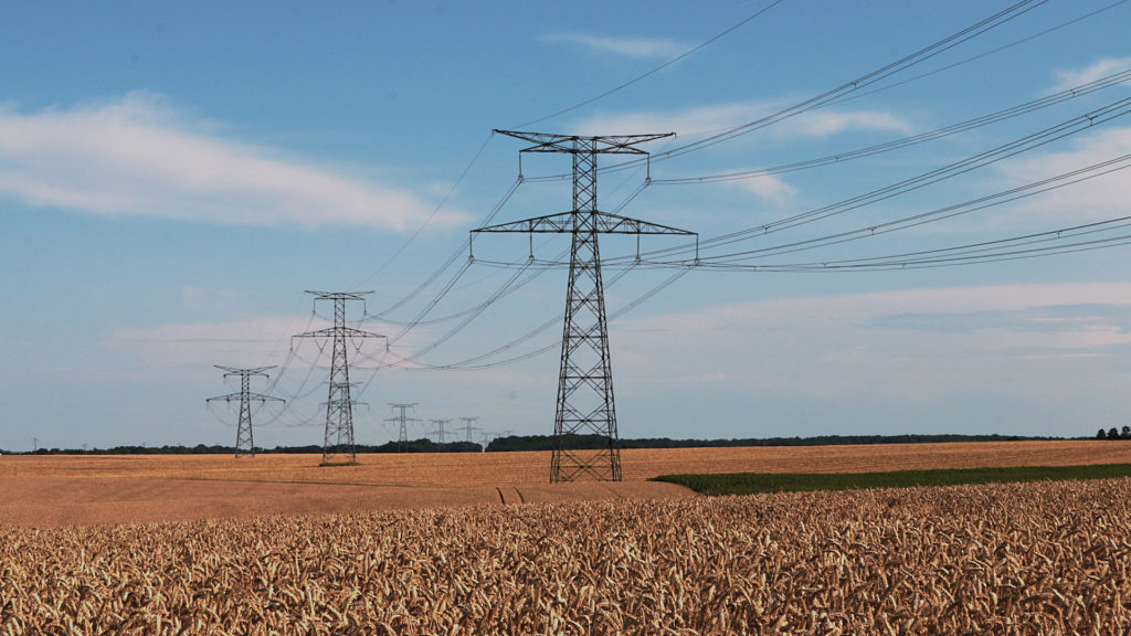 Les lignes à haute tension émettent des champs magnétiques à basses fréquences. // Source : Pixabay (photo recadrée) Les lignes à haute tension émettent des champs magnétiques à basses fréquences. // Source : Pixabay (photo recadrée)