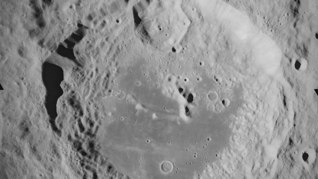 Le cratère d'impact Aitken photographié lors de la mission Apollo 17. // Source : Wikimedia/CC/Lunar & Planetary Institute (photo recadrée) Le cratère d'impact Aitken photographié lors de la mission Apollo 17. // Source : Wikimedia/CC/Lunar & Planetary Institute (photo recadrée)
