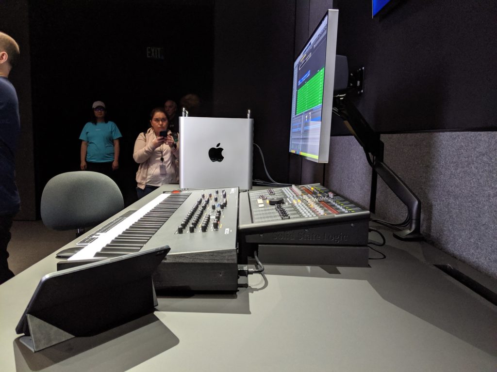 Mac Pro 2019 et Pro Display XDR // Source : Julien Cadot pour Numerama Mac Pro 2019 et Pro Display XDR // Source : Julien Cadot pour Numerama