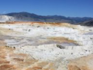 Les formations calcaires Mammoth Hot Springs. // Source : Wikimedia/CC/I. Reid (photo recadrée)