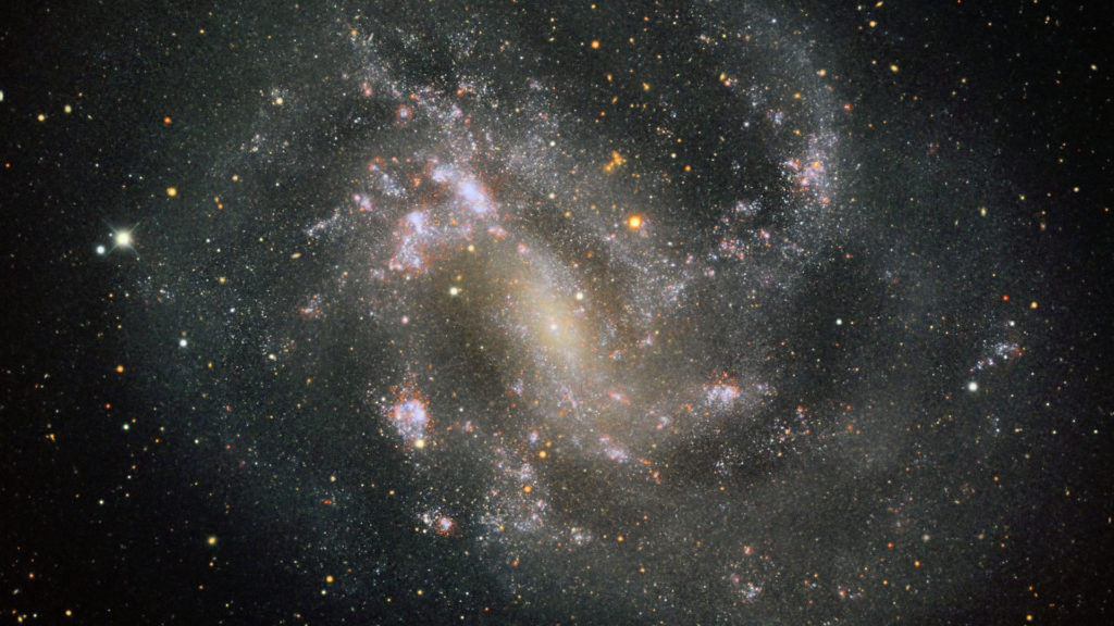 La galaxie NGC 4395. // Source : Wikimedia/CC/Giuseppe Donatiello (photo recadrée) La galaxie NGC 4395. // Source : Wikimedia/CC/Giuseppe Donatiello (photo recadrée)