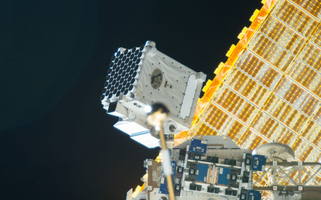 L'instrument NICER à bord de l'ISS. // Source : Wikimedia/CC/Nasa (photo recadrée) L'instrument NICER à bord de l'ISS. // Source : Wikimedia/CC/Nasa (photo recadrée)