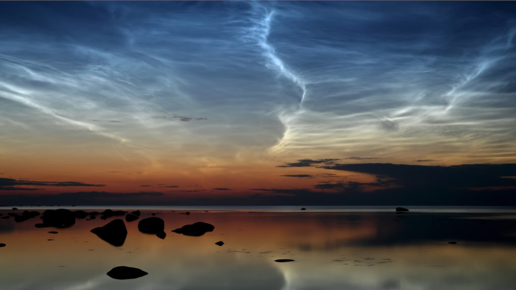 Des nuages noctiluques. // Source : Wikimedia/CC/Ireen Trummer (photo recadrée) Des nuages noctiluques. // Source : Wikimedia/CC/Ireen Trummer (photo recadrée)