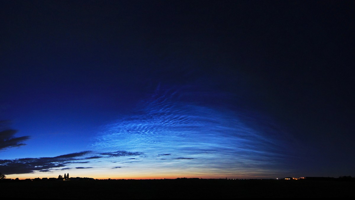 Des noctiluques photographiés le soir du 21 juin 2019. // Source : Simon Lericque (photo recadrée) Des noctiluques photographiés le soir du 21 juin 2019. // Source : Simon Lericque (photo recadrée)