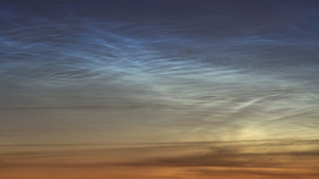 Des nuages noctiluques photographiés le matin du 18 juin 2019. // Source : Simon Lericque (photo recadrée) Des nuages noctiluques photographiés le matin du 18 juin 2019. // Source : Simon Lericque (photo recadrée)