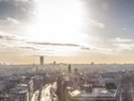 Le Soleil au dessus de Paris. // Source : Good Free Photos/Domaine public (photo recadrée)