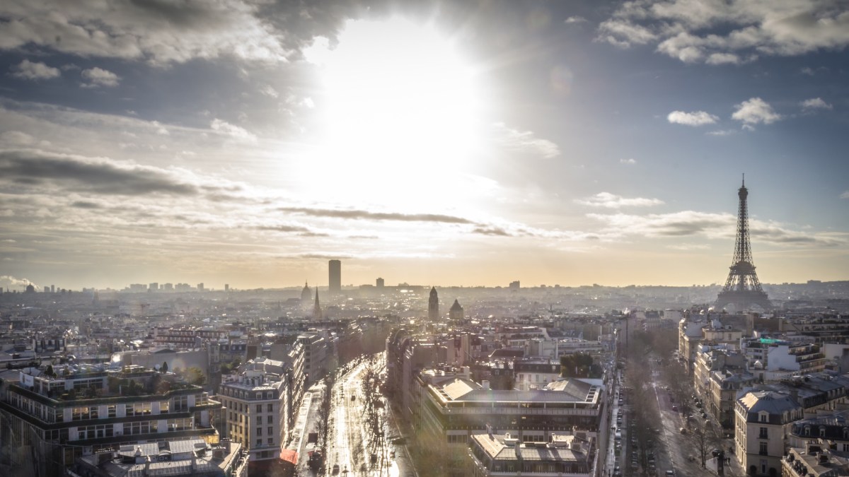 Le Soleil au dessus de Paris. // Source : Good Free Photos/Domaine public (photo recadrée) Le Soleil au dessus de Paris. // Source : Good Free Photos/Domaine public (photo recadrée)