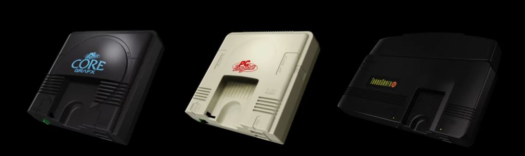 De gauche à droite, les versions européennes, japonaises et américaines de la console. // Source : Youtube/Konami De gauche à droite, les versions européennes, japonaises et américaines de la console. // Source : Youtube/Konami