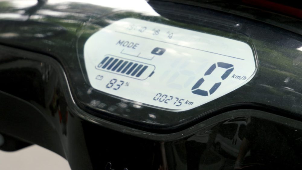 Le scooter Niu M+ Sport // Source : Louise Audry pour Vroom par Numerama Le scooter Niu M+ Sport // Source : Louise Audry pour Vroom par Numerama