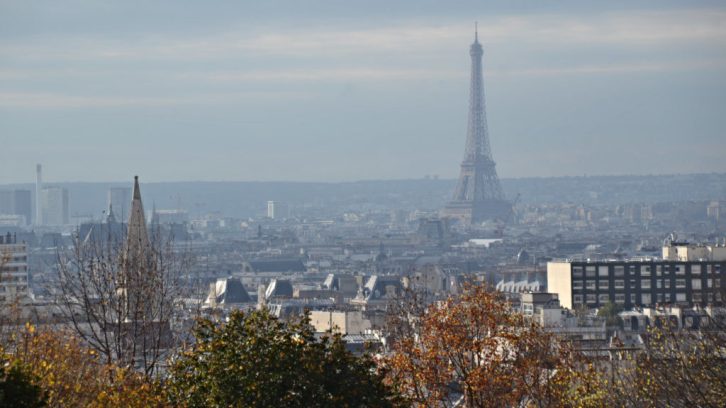 Paris sous la pollution. // Source : Flickr/CC/Jeanne Menjoulet (photo recardée) Paris sous la pollution. // Source : Flickr/CC/Jeanne Menjoulet (photo recardée)