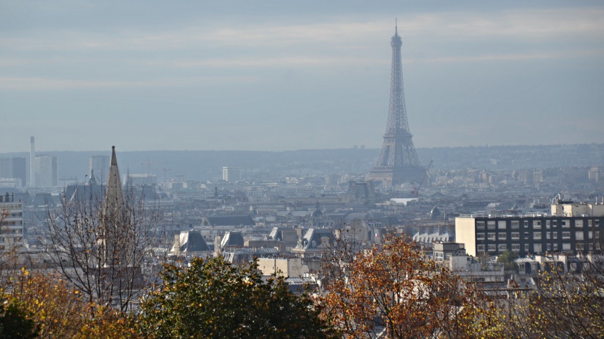 Paris sous la pollution. // Source : Flickr/CC/Jeanne Menjoulet (photo recardée) Paris sous la pollution. // Source : Flickr/CC/Jeanne Menjoulet (photo recardée)