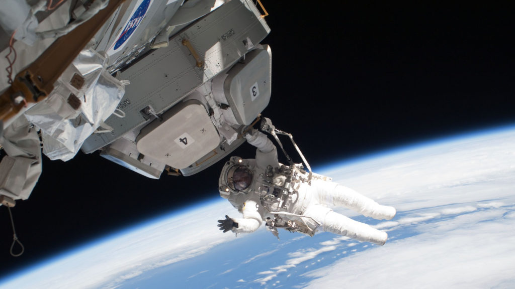 Un astronaute de l'ISS pendant une sortie. // Source : Pxhere (photo recadrée) Un astronaute de l'ISS pendant une sortie. // Source : Pxhere (photo recadrée)