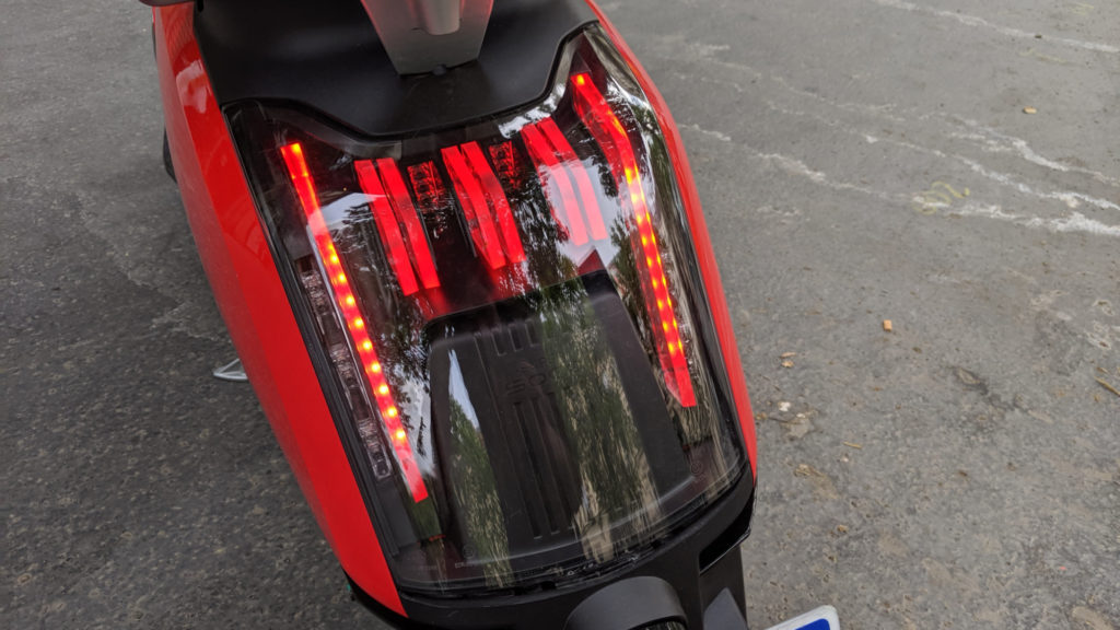 Scooter électrique Super Soco Cu-x // Source : Julien Cadot pour Numerama Scooter électrique Super Soco Cu-x // Source : Julien Cadot pour Numerama