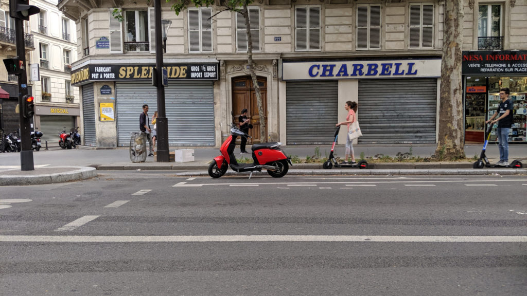 Scooter électrique Super Soco Cu-x // Source : Julien Cadot pour Numerama Scooter électrique Super Soco Cu-x // Source : Julien Cadot pour Numerama