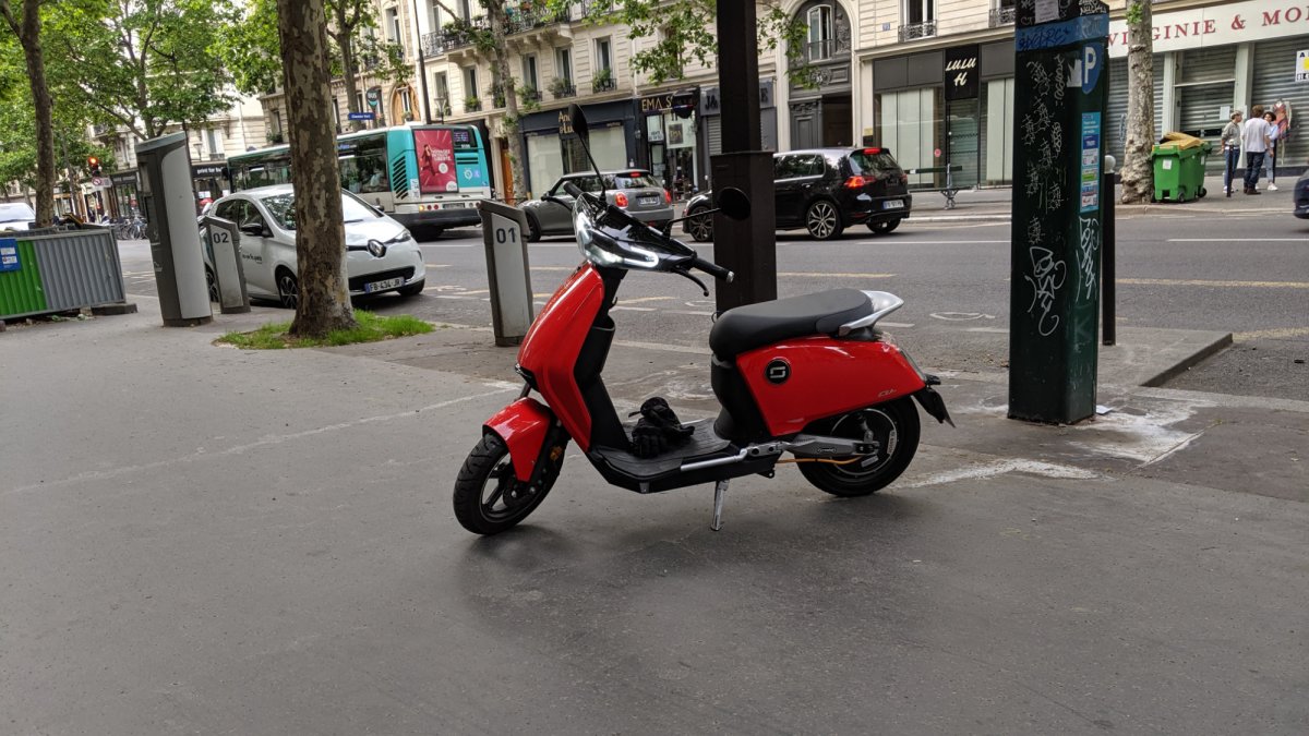 Scooter électrique Super Soco Cu-x // Source : Julien Cadot pour Numerama Scooter électrique Super Soco Cu-x // Source : Julien Cadot pour Numerama