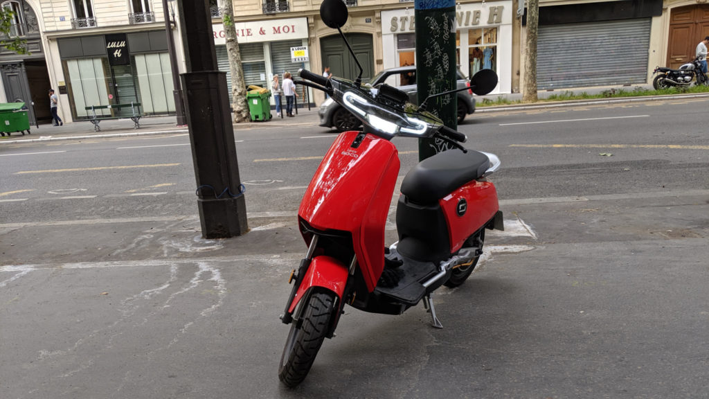Scooter électrique Super Soco Cu-x // Source : Julien Cadot pour Numerama Scooter électrique Super Soco Cu-x // Source : Julien Cadot pour Numerama