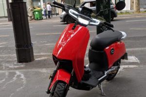 Scooter électrique Super Soco Cu-x // Source : Julien Cadot pour Numerama