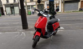 Scooter électrique Super Soco Cu-x // Source : Julien Cadot pour Numerama Scooter électrique Super Soco Cu-x // Source : Julien Cadot pour Numerama