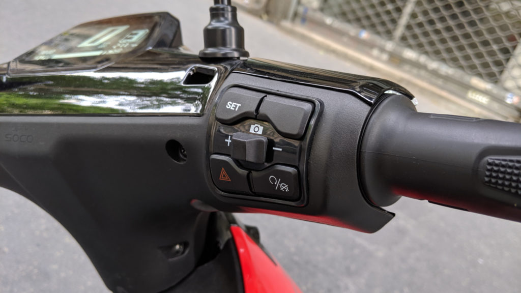 Scooter électrique Super Soco Cu-x // Source : Julien Cadot pour Numerama Scooter électrique Super Soco Cu-x // Source : Julien Cadot pour Numerama