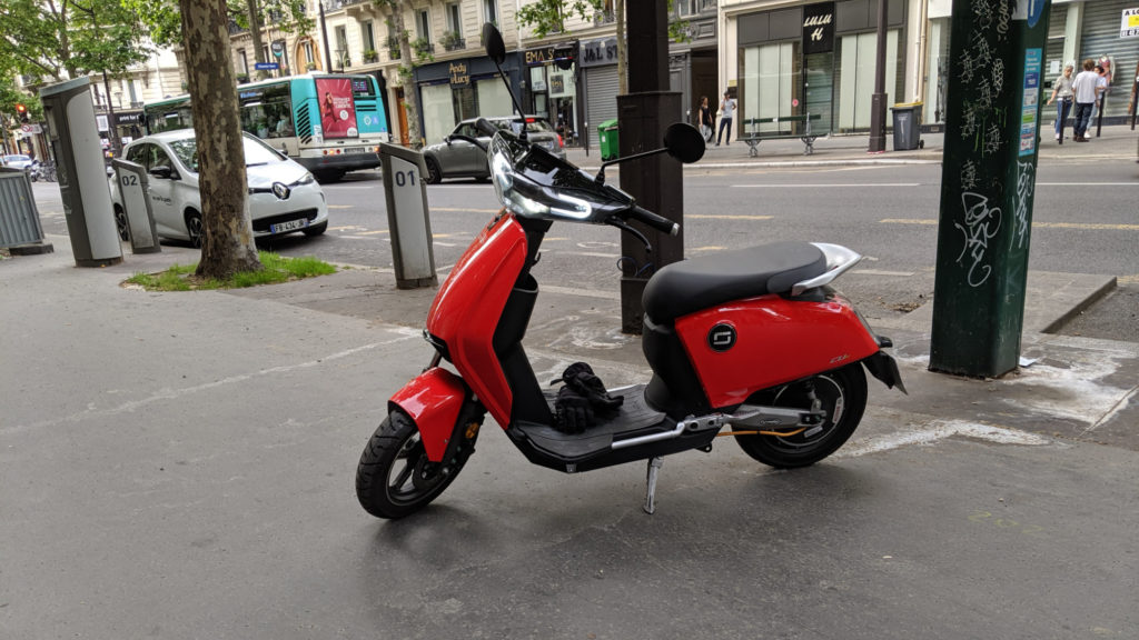 Scooter électrique Super Soco Cu-x // Source : Julien Cadot pour Numerama Scooter électrique Super Soco Cu-x // Source : Julien Cadot pour Numerama