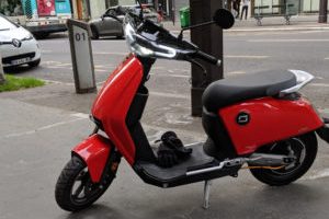 Scooter électrique Super Soco Cu-x // Source : Julien Cadot pour Numerama Scooter électrique Super Soco Cu-x // Source : Julien Cadot pour Numerama