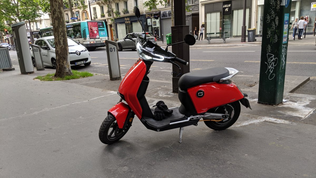 Scooter électrique Super Soco Cu-x // Source : Julien Cadot pour Numerama Scooter électrique Super Soco Cu-x // Source : Julien Cadot pour Numerama