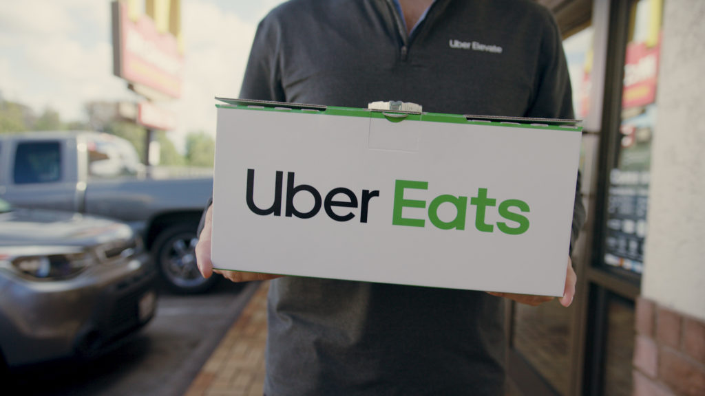 Un livreur humain sera chargé de remettre les commandes. // Source : Uber Un livreur humain sera chargé de remettre les commandes. // Source : Uber