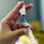 Une seringue contenant un vaccin. // Source : Flickr/CC/Pan American Health Organization (photo recadrée) Une seringue contenant un vaccin. // Source : Flickr/CC/Pan American Health Organization (photo recadrée)
