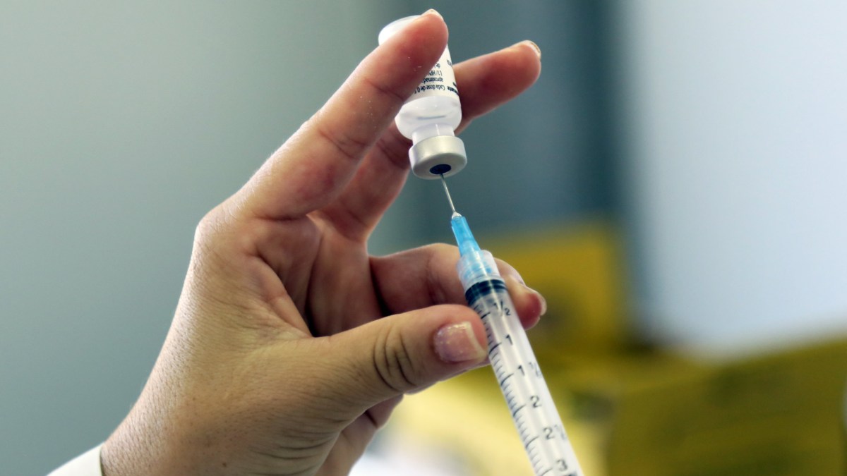 Une seringue contenant un vaccin. // Source : Flickr/CC/Pan American Health Organization (photo recadrée) Une seringue contenant un vaccin. // Source : Flickr/CC/Pan American Health Organization (photo recadrée)