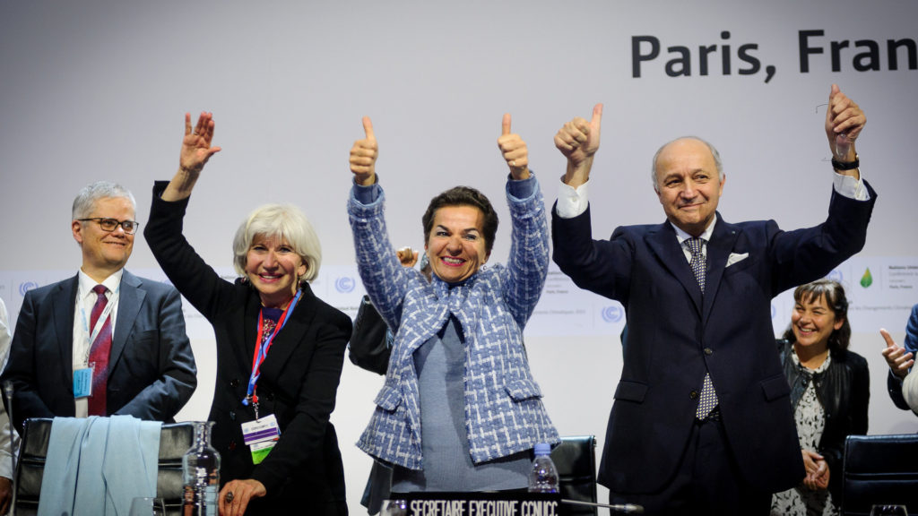 Les pays se félicitant de l'adoption des accords. // Source : Flickr/Domaine public/Arnaud Bouissou - MEDDE / SG COP21 (photo recadrée) Les pays se félicitant de l'adoption des accords. // Source : Flickr/Domaine public/Arnaud Bouissou - MEDDE / SG COP21 (photo recadrée)
