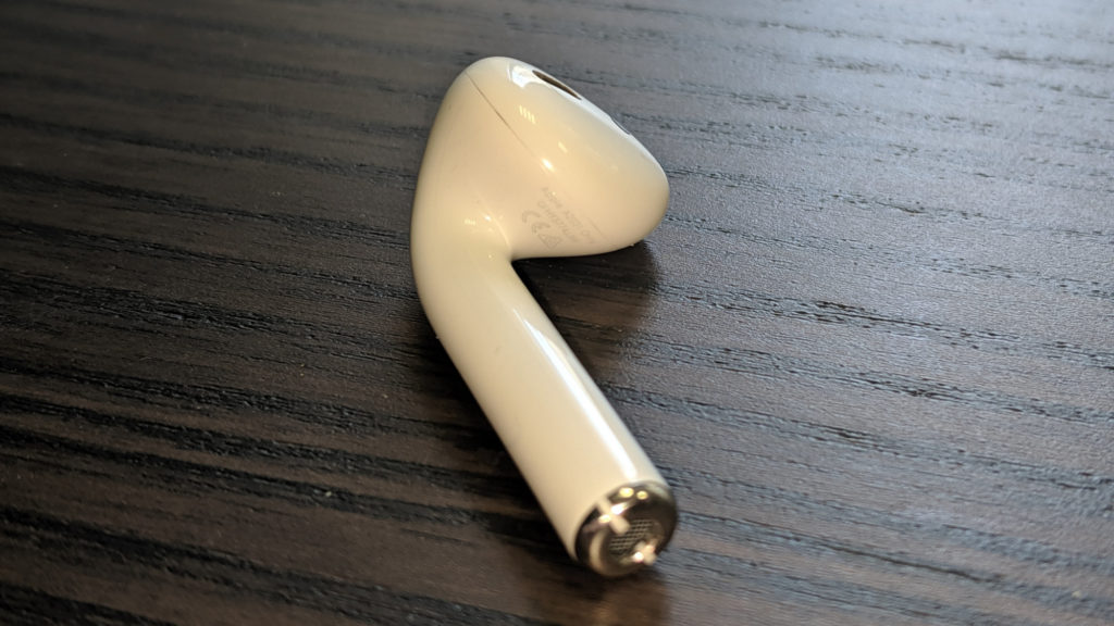 Une des oreillettes des AirPods 2 // Source : Numerama. Une des oreillettes des AirPods 2 // Source : Numerama.