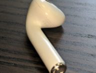 Une des oreillettes des AirPods 2 // Source : Numerama.