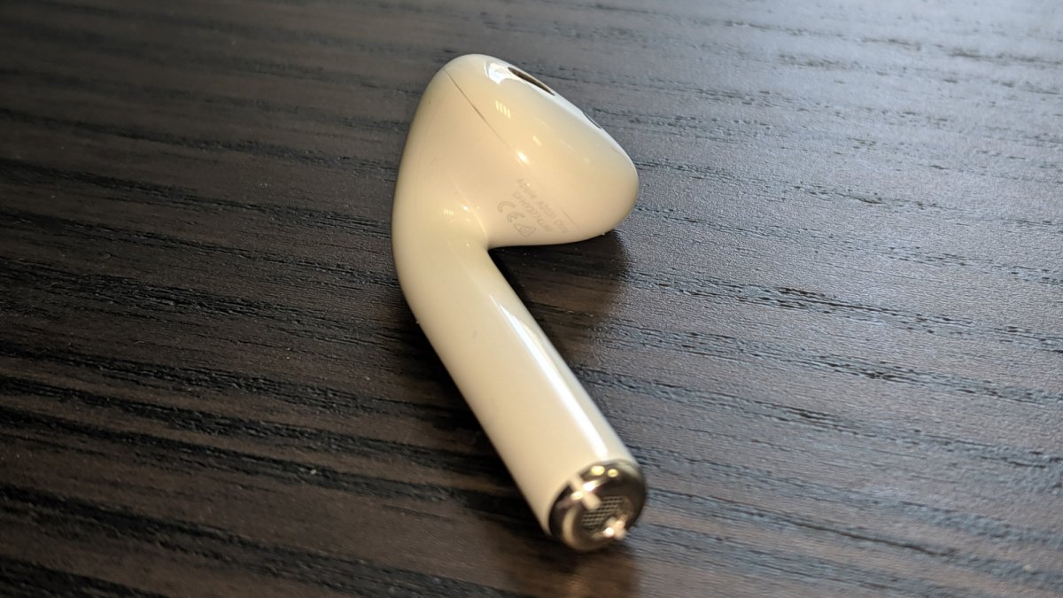 Une des oreillettes des AirPods 2 // Source : Numerama. Une des oreillettes des AirPods 2 // Source : Numerama.