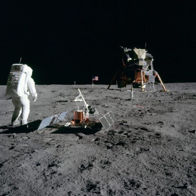 La base de la tranquillité est le site lunaire où atterri puis marché pour la première fois sur un corps céleste au-delà de la Terre. La base de la tranquillité est le site lunaire où atterri puis marché pour la première fois sur un corps céleste au-delà de la Terre.