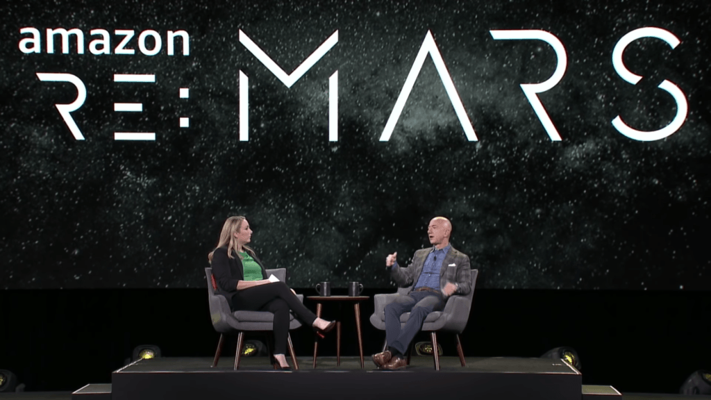 Jeff Bezos durant la conférence re:Mars. // Source : Capture Youtube / Amazon News Jeff Bezos durant la conférence re:Mars. // Source : Capture Youtube / Amazon News