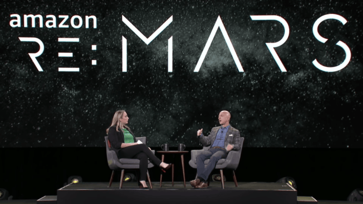 Jeff Bezos durant la conférence re:Mars. // Source : Capture Youtube / Amazon News Jeff Bezos durant la conférence re:Mars. // Source : Capture Youtube / Amazon News