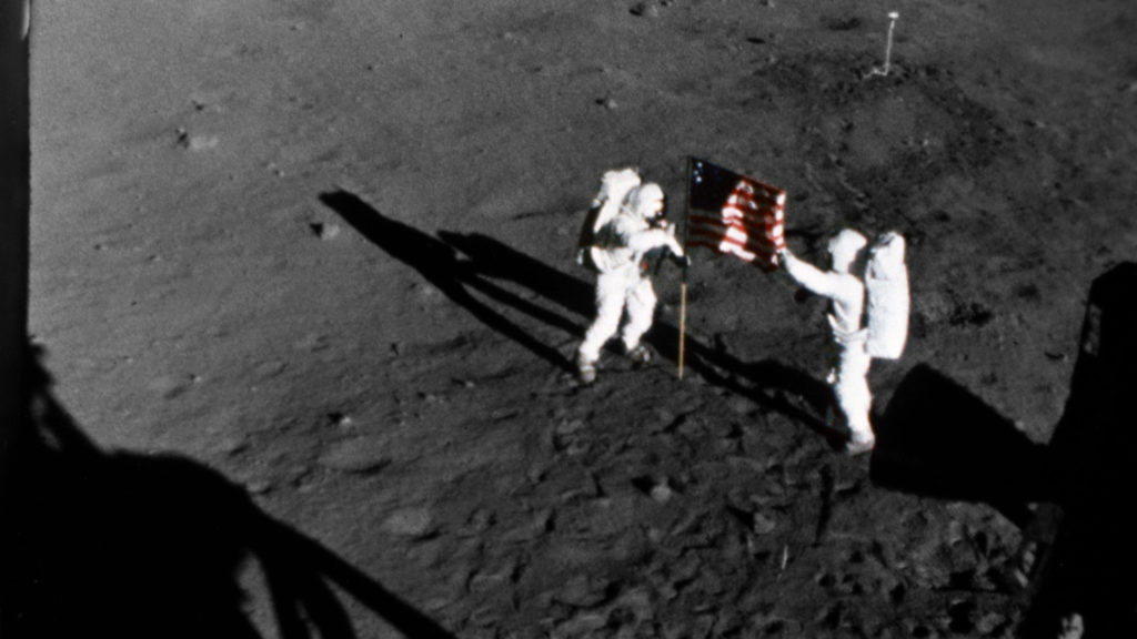 Buzz Aldrin et Niel Armstrong déploient le drapeau. // Source : Flickr/CC/Nasa Jonhson (photo recadrée) Buzz Aldrin et Niel Armstrong déploient le drapeau. // Source : Flickr/CC/Nasa Jonhson (photo recadrée)