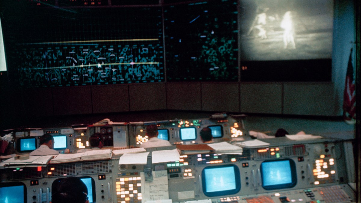 Le centre de contrôle de mission en 1969. // Source : Flickr/CC/Nasa Johnson (photo recadrée) Le centre de contrôle de mission en 1969. // Source : Flickr/CC/Nasa Johnson (photo recadrée)