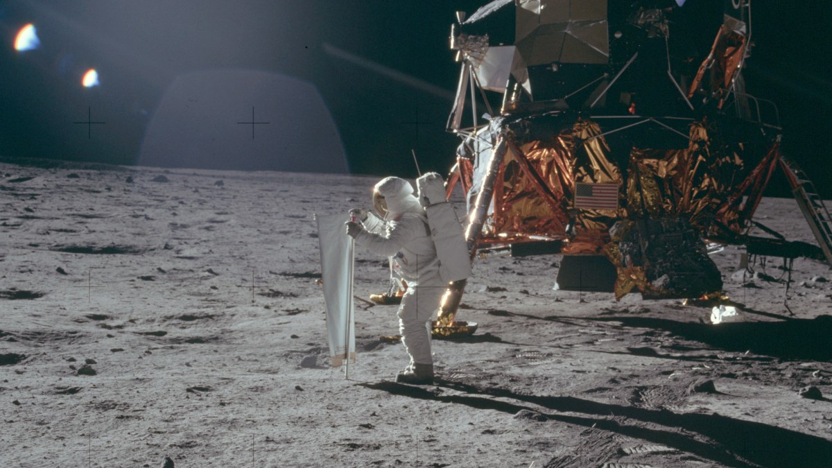 La première expérience scientifique réalisée sur la Lune. // Source : Flickr/CC/Project Apollo Archive (photo recadrée) La première expérience scientifique réalisée sur la Lune. // Source : Flickr/CC/Project Apollo Archive (photo recadrée)