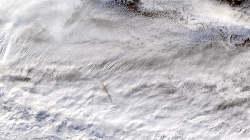 Les restes du météore qui s'est fragmenté au dessus de la mer de Bering. // Source : NASA/GSFC (photo recadrée) Les restes du météore qui s'est fragmenté au dessus de la mer de Bering. // Source : NASA/GSFC (photo recadrée)