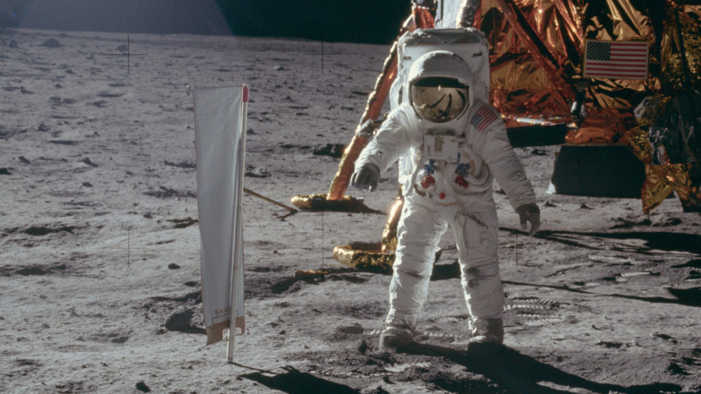 Buzz Aldrin vient d'installer sa première expérience sur la Lune. // Source : Flickr/CC/Project Apollo Archive (photo recadrée) Buzz Aldrin vient d'installer sa première expérience sur la Lune. // Source : Flickr/CC/Project Apollo Archive (photo recadrée)