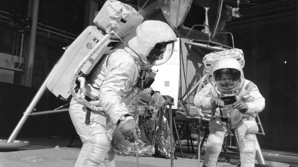 Buzz Aldrin et Neil Armstrong pendant un exercice en avril 1969. // Source : Wikimedia/CC/Nasa (photo recadrée) Buzz Aldrin et Neil Armstrong pendant un exercice en avril 1969. // Source : Wikimedia/CC/Nasa (photo recadrée)