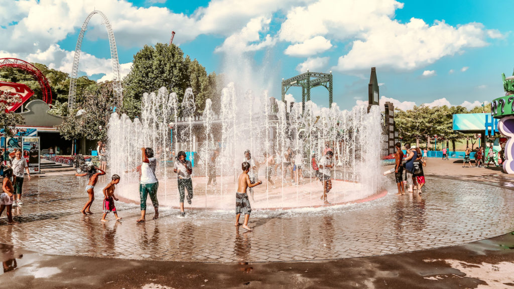 Des personnes se rafraichissent dans une fontaine. // Source : Pexels (photo recadrée) Des personnes se rafraichissent dans une fontaine. // Source : Pexels (photo recadrée)