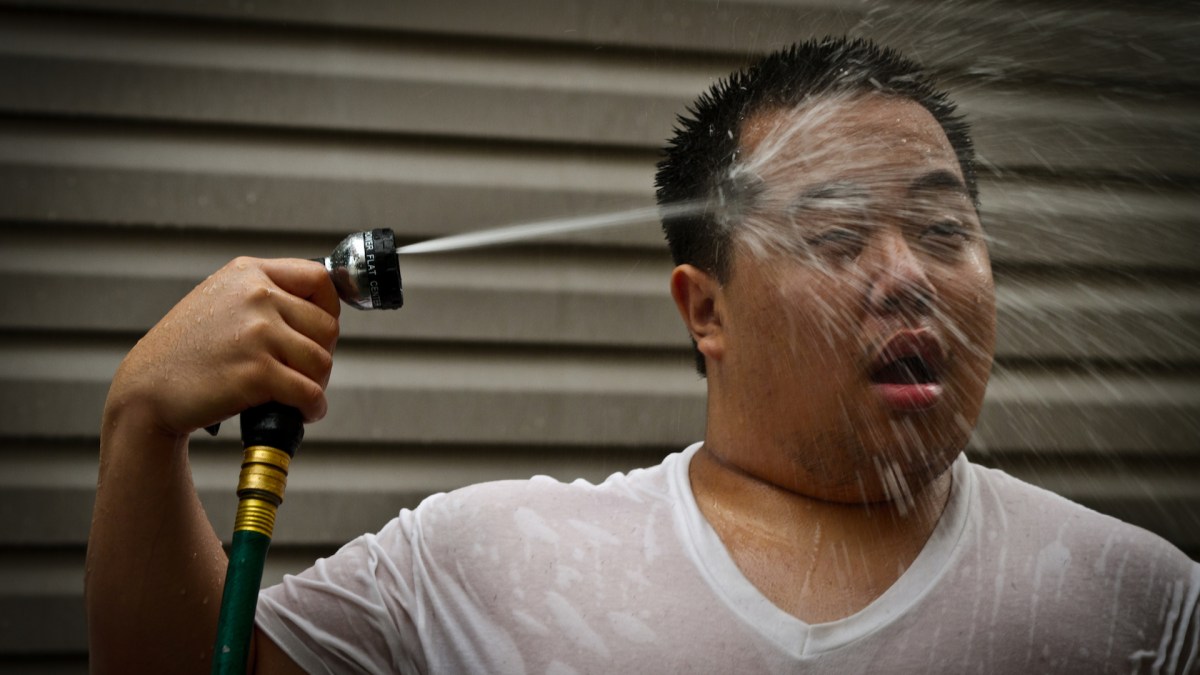 Un homme en train de se rafraichir pendant une vague de chaleur. // Source : Wikimedia/CC/Instant Vantage (photo recadrée) Un homme en train de se rafraichir pendant une vague de chaleur. // Source : Wikimedia/CC/Instant Vantage (photo recadrée)