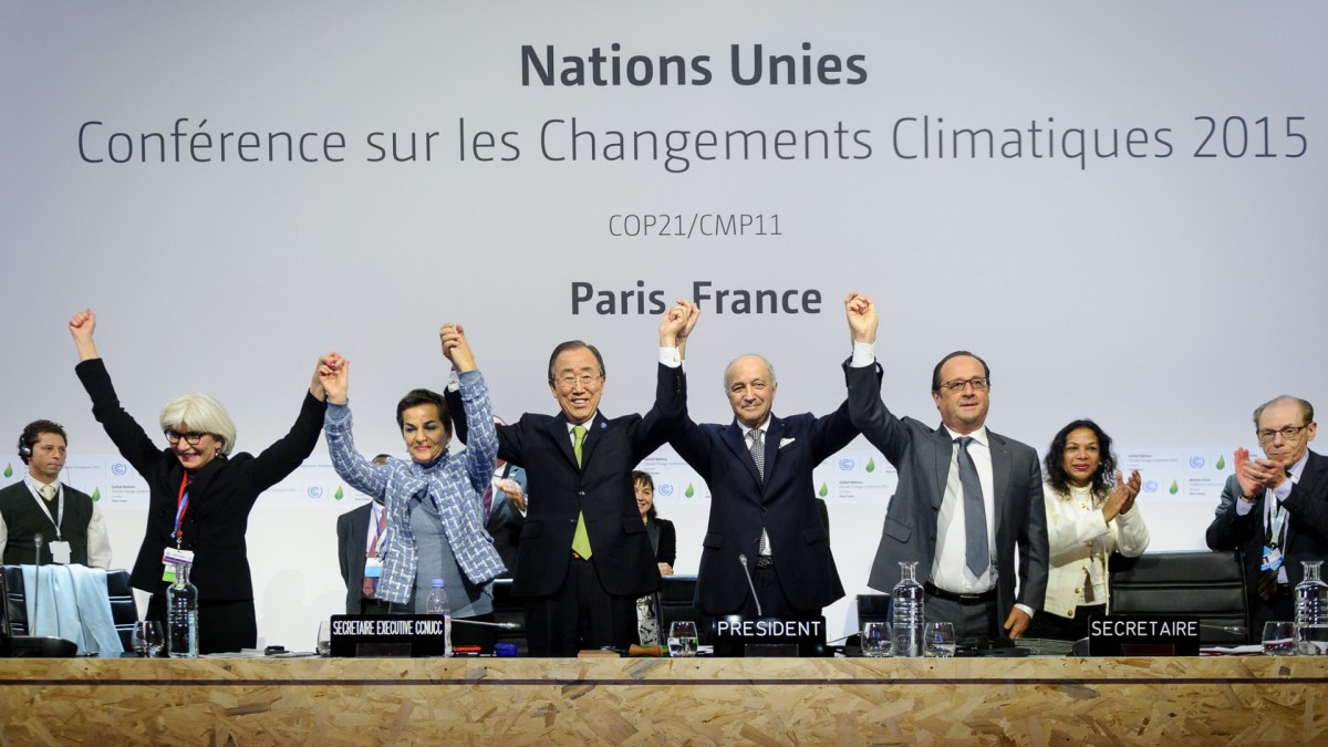La séance pleinière de la COP21. // Source : Flickr/Domaine public/Arnaud Bouissou - MEDDE / SG COP21 (photo recadrée) La séance pleinière de la COP21. // Source : Flickr/Domaine public/Arnaud Bouissou - MEDDE / SG COP21 (photo recadrée)