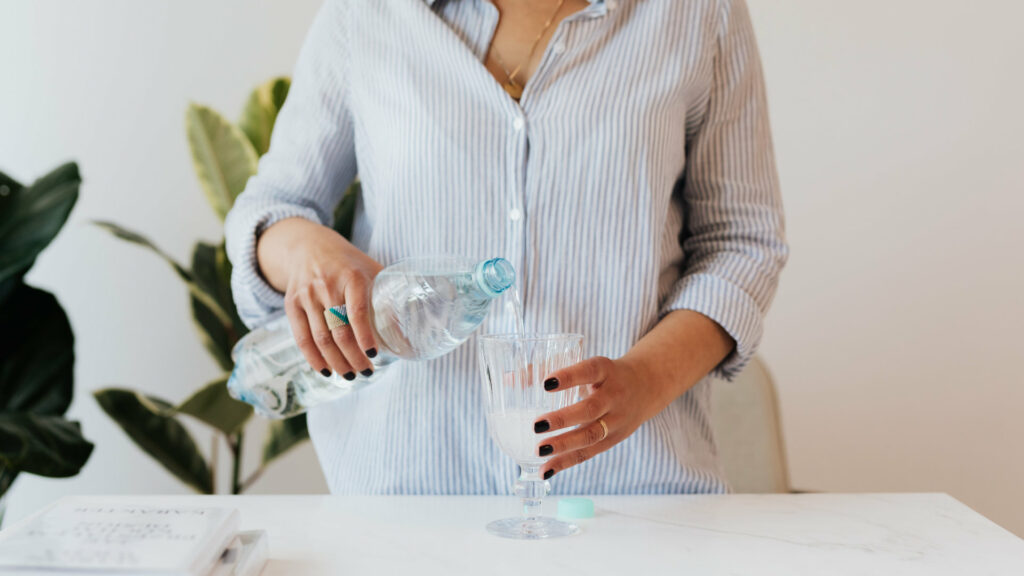 Il faut boire davantage lors des périodes de forte chaleur. // Source : Pexels/Karolina Grabowska (photo recadrée) Il faut boire davantage lors des périodes de forte chaleur. // Source : Pexels/Karolina Grabowska (photo recadrée)