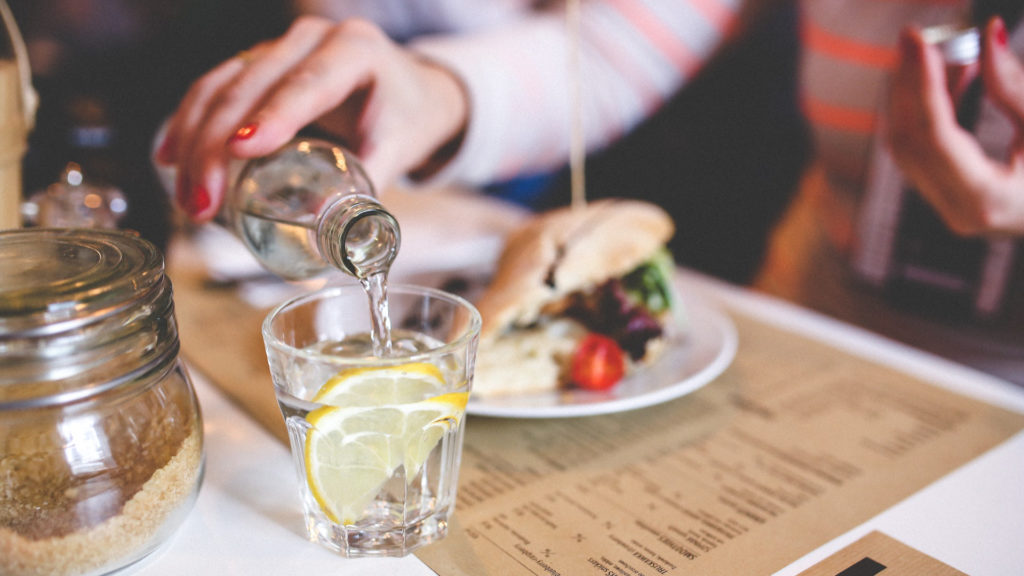 L'eau citronnée, c'est une bonne idée. // Source : Pexels (photo recadrée) L'eau citronnée, c'est une bonne idée. // Source : Pexels (photo recadrée)