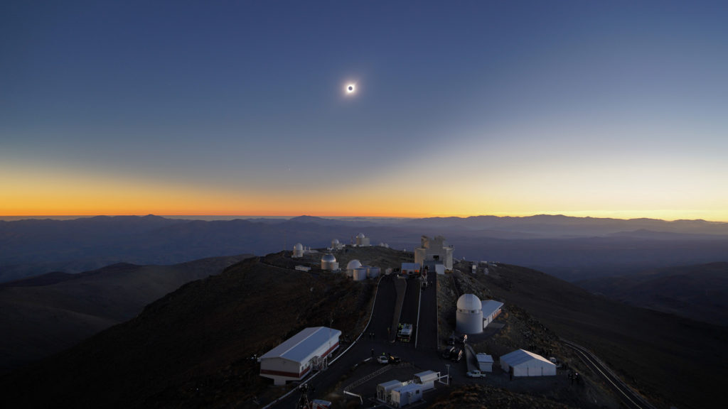 L'éclipse solaire totale au dessus de l'Observatoire de La Silla. // Source : ESO/R. Lucchesi (photo recadrée) L'éclipse solaire totale au dessus de l'Observatoire de La Silla. // Source : ESO/R. Lucchesi (photo recadrée)