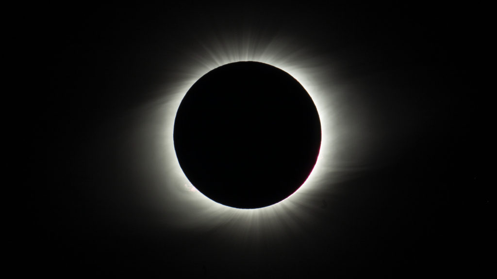 L'éclipse solaire du 2 juillet 2019. // Source : ESO/P. Horalek (photo recadrée) L'éclipse solaire du 2 juillet 2019. // Source : ESO/P. Horalek (photo recadrée)