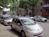Des voitures électriques en libre partage // Source : Wikimedia/JasonVogel